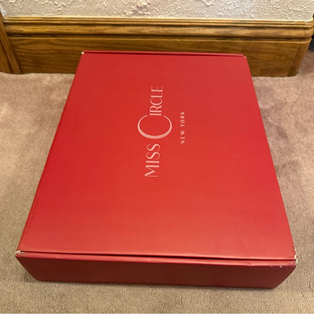 Miss Circle Red Box - Picture 4 of 8